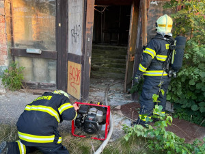 Požár v Hrabačově. Hořelo ve vybydleném hotelu Cedron