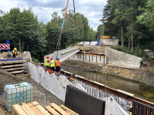 Na most v Londýnské osadili obří nosníky. Řidičům se má otevřít v prosinci