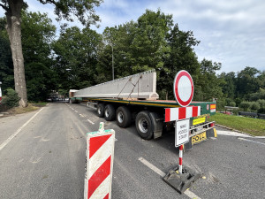 Na most v Londýnské osadili obří nosníky. Řidičům se má otevřít už v prosinci