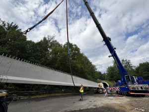 Na most v Londýnské osadili obří nosníky. Řidičům se má otevřít už v prosinci