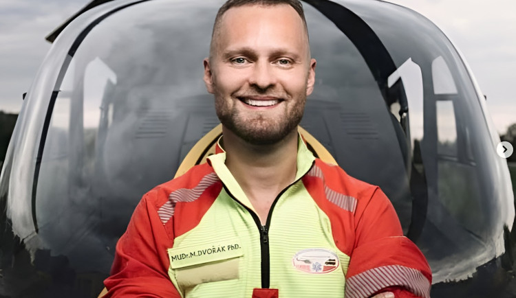 Prosím, nemlaťte nás. Lékař Marek Dvořák upozorňuje na útoky na záchranáře