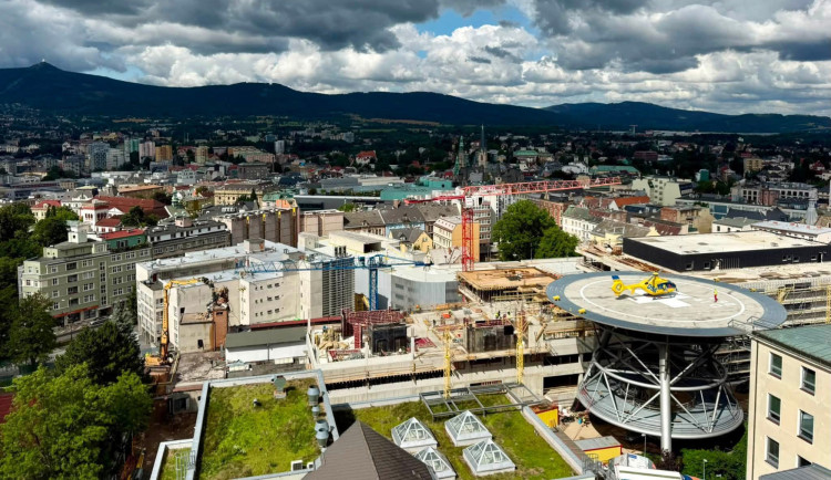 Obří tubus propojí nemocnici s novou budovou. Počítejte s omezením v areálu