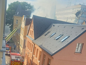 V centru Liberece hoří střecha domu, zasahují hasiči