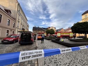 V centru Liberce hořela střecha domu, 15 lidí se evakuovalo před příjezdem hasičů