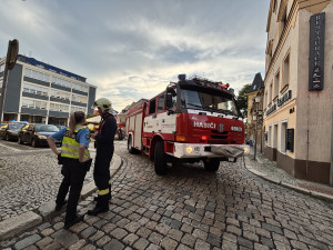 V centru Liberce hořela střecha domu, 15 lidí se evakuovalo před příjezdem hasičů