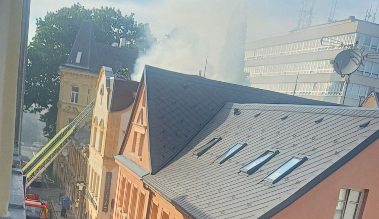 V centru Liberece hoří střecha domu, zasahují hasiči
