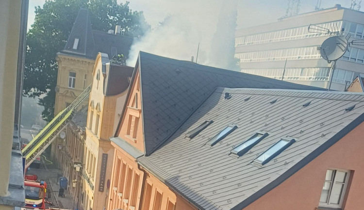 V centru Liberece hoří střecha domu, zasahují hasiči