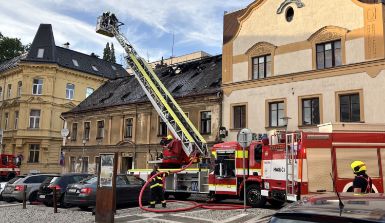 V centru Liberce hořela střecha domu, 15 lidí se evakuovalo před příjezdem hasičů