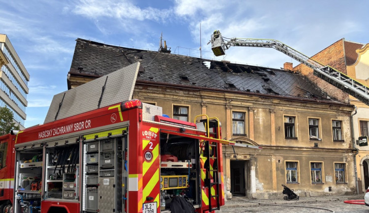 Nedělní požár domu v centru Liberce způsobil škodu dva miliony korun