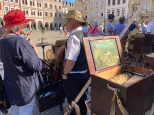 Rozmanité cimprkaslíky i žertovný průvod. Do Liberce se vracejí flašinetáři