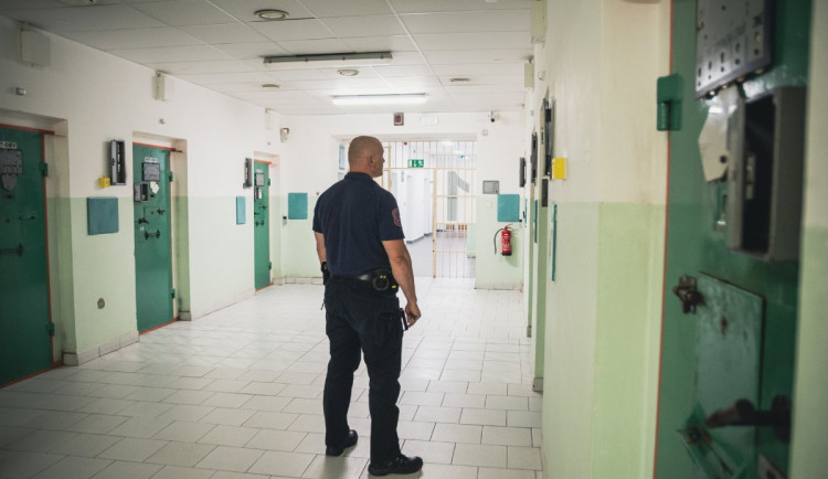 Muž, který útočil nožem v Tanvaldu, je ve vazbě. Obviněn je z pokusu o vraždu