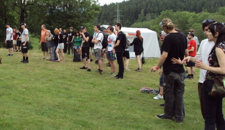 Už odpoledne byla účast slušná. Zde Hradby crew stage