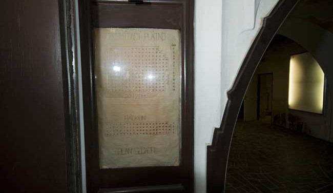 Tak kde se posadíme?