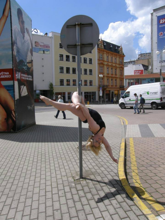 Poledance v centru Liberce.