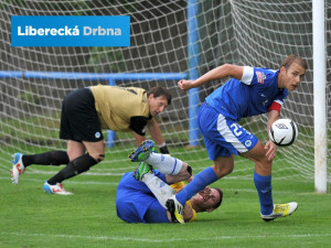 Penalta! Vachoušek padá po zákroku Pokorného