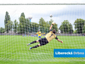 Zbyněk Hauzr zasahuje proti penaltě