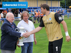 Kapitán Zbyněk Hauzr převzal trofej pro vítěze
