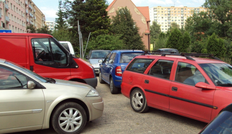 Konopná. Kdo dřív přijede, ten i parkuje
