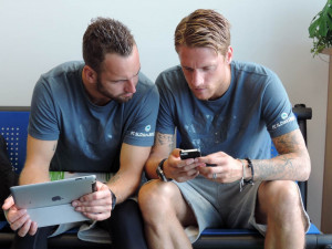 Čekání na letišti. Přemysl Kovář a Radoslav Kováč