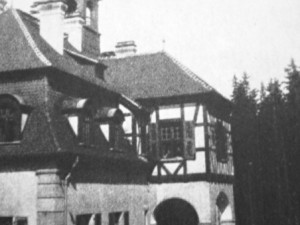 Zadní partie vily se vstupním rizalitem.