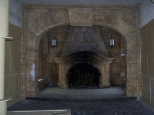 Bizarní papundeklový krb, pozůstatek natáčení televizního seriálu Krev zmizelého.