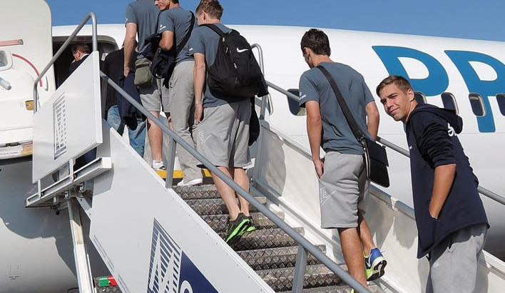 Fotbalisté nastupují do letadla. Jako poslední jde mladík Hdaščok