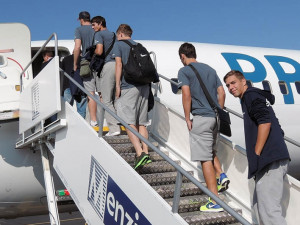 Fotbalisté nastupují do letadla. Jako poslední jde mladík Hdaščok