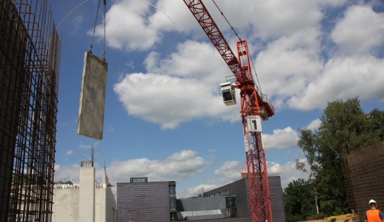 Tento jeřáb před několika dny už staveniště opustil