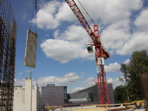 Tento jeřáb před několika dny už staveniště opustil