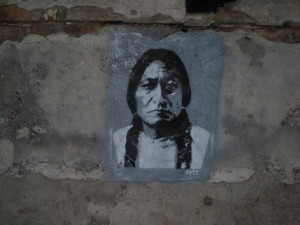 Na ruinu dohlíží náčelník Siouxů Sedící Býk