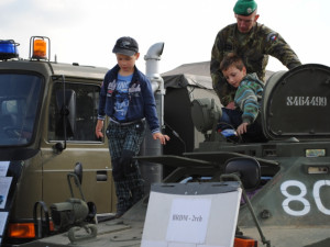 Podívat se do útrob obrněného transportéru? Děti stály frontu