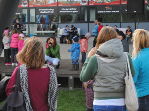 Maminky fandily ratolestem při vystoupení na pódiu