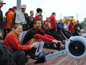 Na začátku ještě byly úsměvy, v první disciplíně ale účastníci museli ujet kilometr na veslařském trenažéru