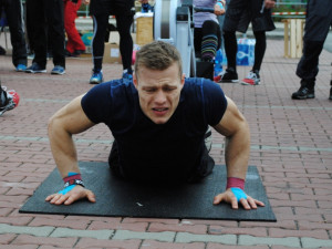 Už druhá disciplína hodně bolela. Kliky s výskokem