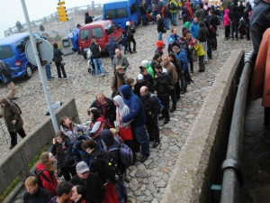 Fronta na prohlídku Ještědu. A to se sem ani celá nevešla