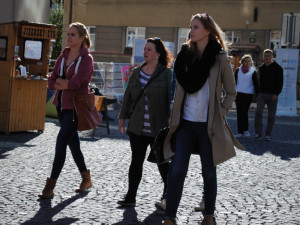 Slečny přichází na oslavy