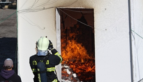 Záběry z cvičného zapálení dřevěného domu