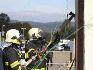 Záběry z cvičného zapálení dřevěného domu