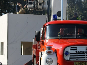 Záběry z cvičného zapálení dřevěného domu