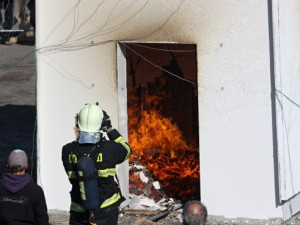 Záběry z cvičného zapálení dřevěného domu