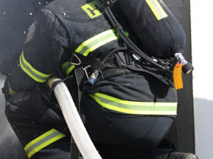 Záběry z cvičného zapálení dřevěného domu