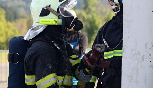 Záběry z cvičného zapálení dřevěného domu