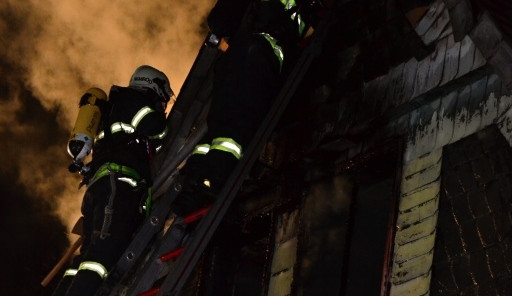 Požár v ulici Na Svahu. Foto: HZSLK/Tomáš Erban