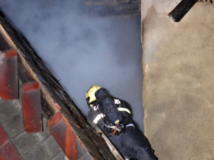 Požár v ulici Na Svahu. Foto: HZSLK/Tomáš Erban