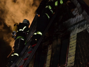 Požár v ulici Na Svahu. Foto: HZSLK/Tomáš Erban