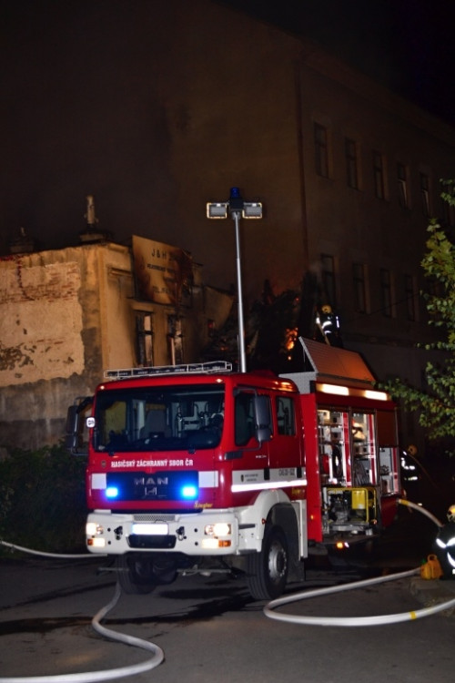 Požár v ulici Na Svahu. Foto: HZSLK/Tomáš Erban