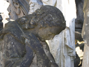 Sochy jsou naházeny v rohu areálu a oploceny