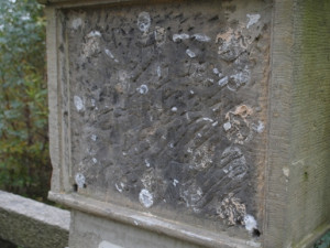 Některá zastavení mají stržené plechové obrazy