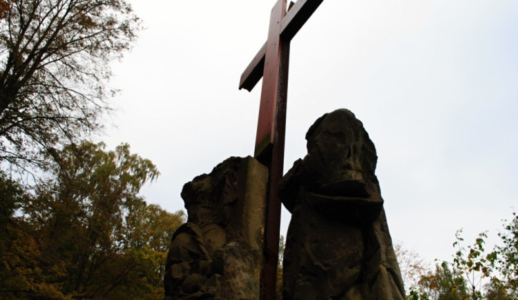 Sousoší u studánky také není v nejlepším stavu