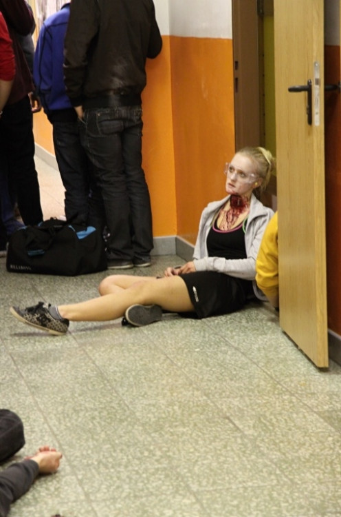 Zraněná studentka čeká na ošetření